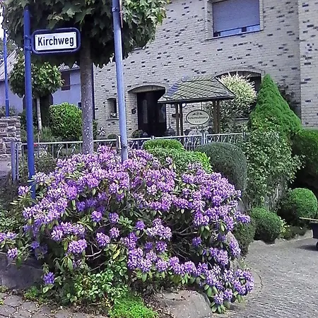 In Mit Terrasse Und Garten *